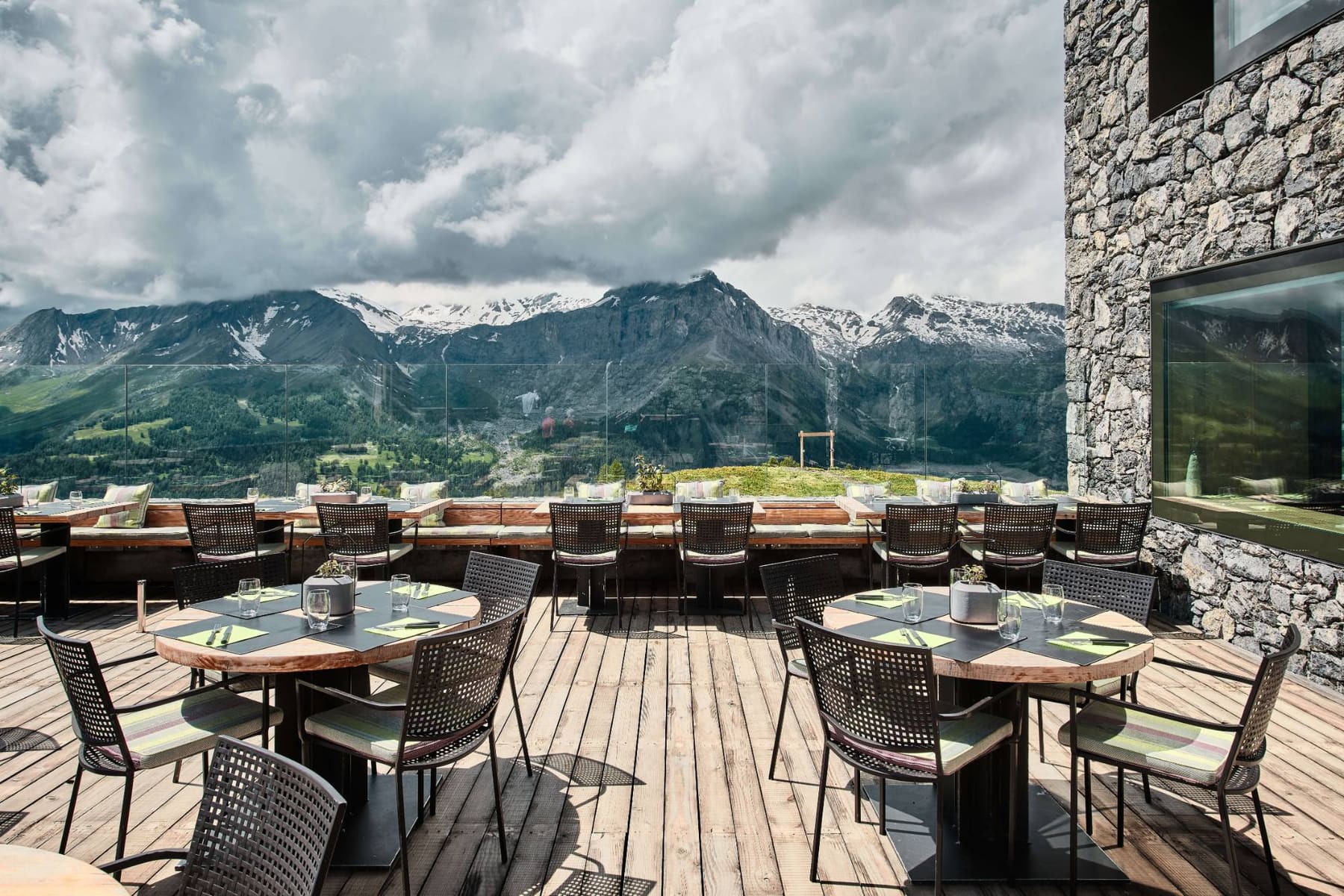Terrasse face aux sommets